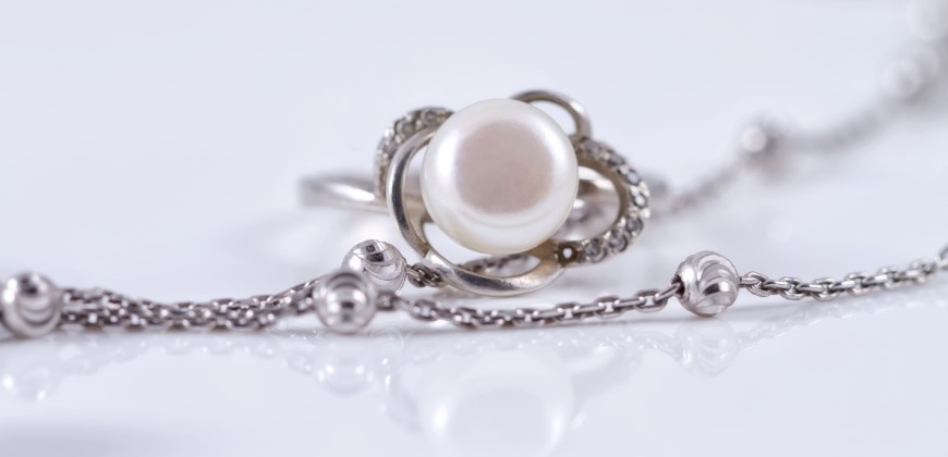A pearl and white gold chain