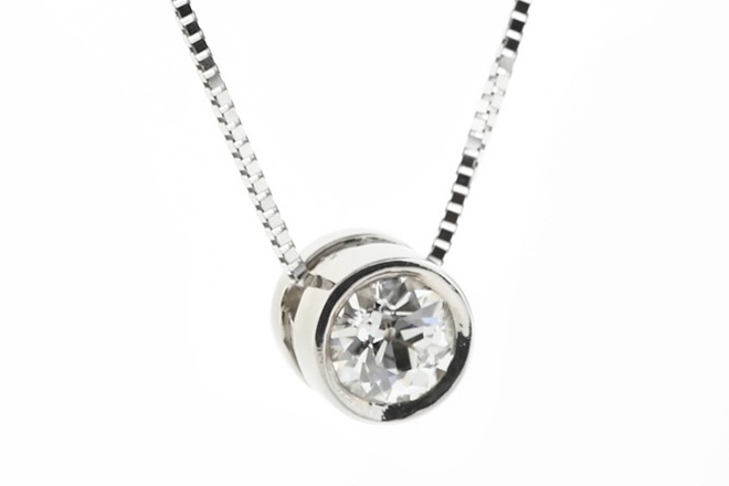 Kelly's new necklace with her mother's diamond