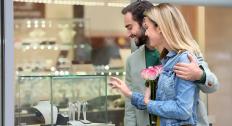 couple jewelry shopping