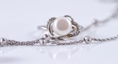 A pearl and white gold chain